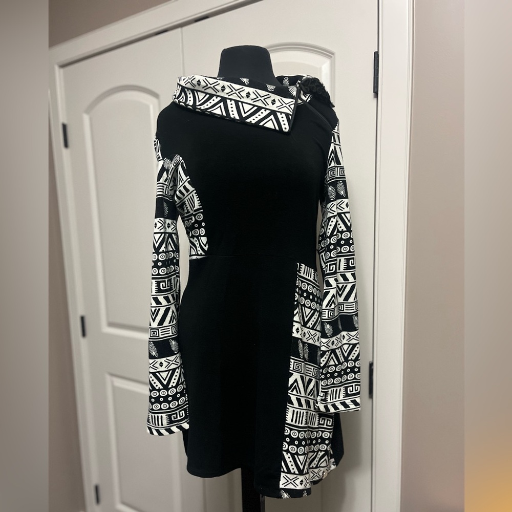 NWOT Chic Black and White Patterned Long Sleeve Dress COCO & tashi